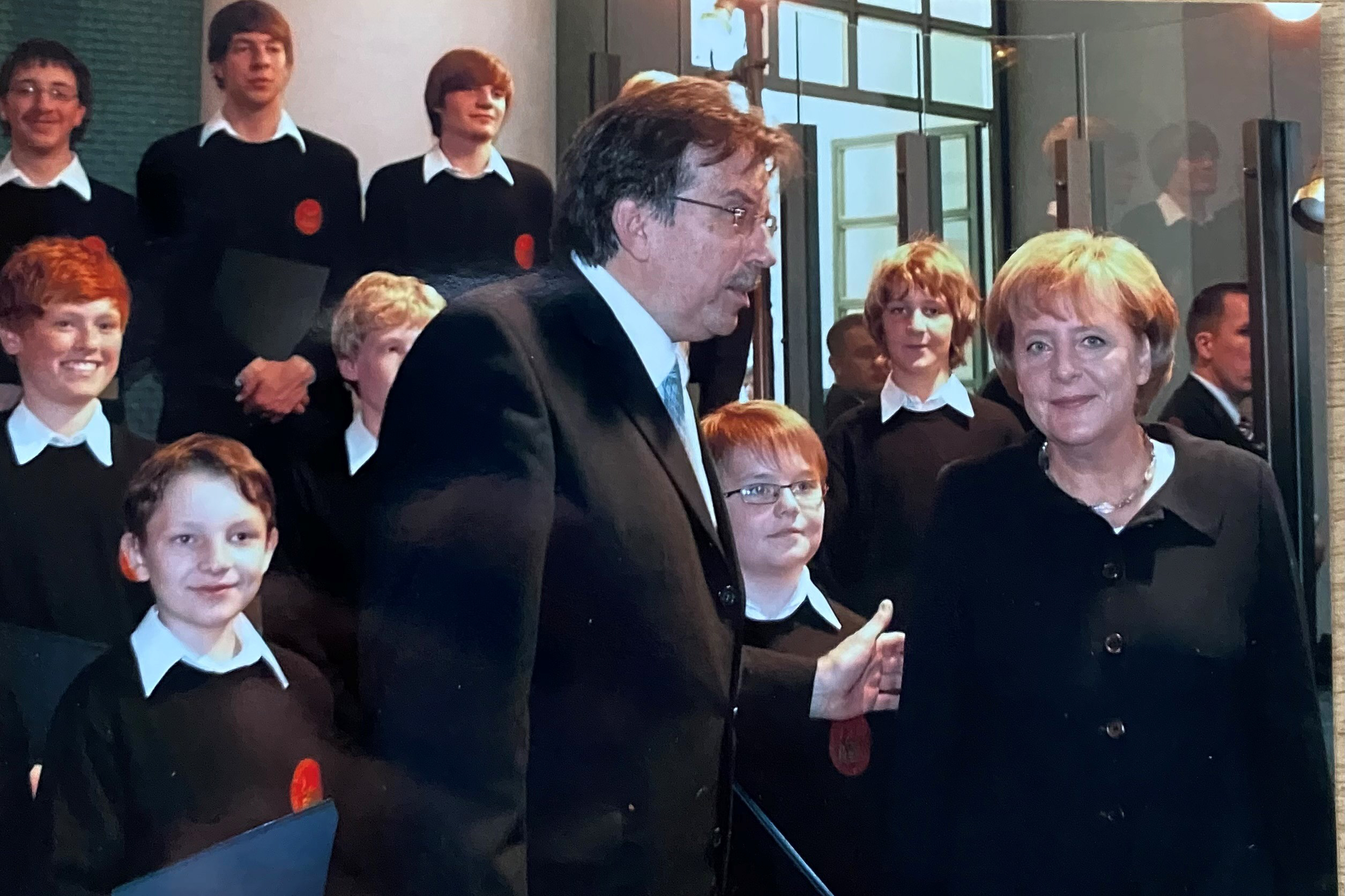 Angela Merkel mit Reinhard Kammler und den Augsburger Domsingknaben.